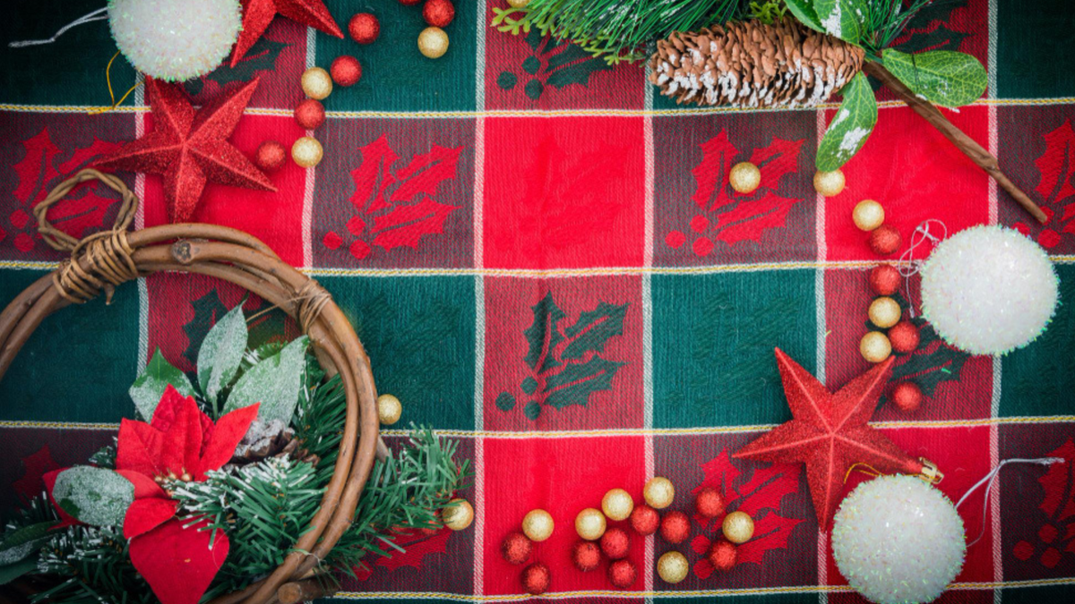 Mantel navideño en tonos verde pino y detalles artesanales, tendencia destacada para Navidad 2025.