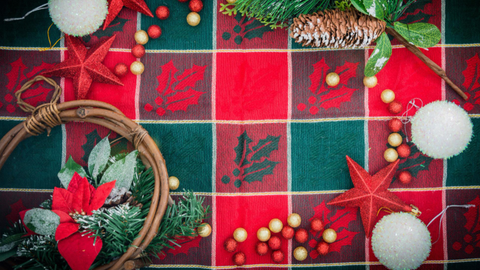 Mantel navideño en tonos verde pino y detalles artesanales, tendencia destacada para Navidad 2025.