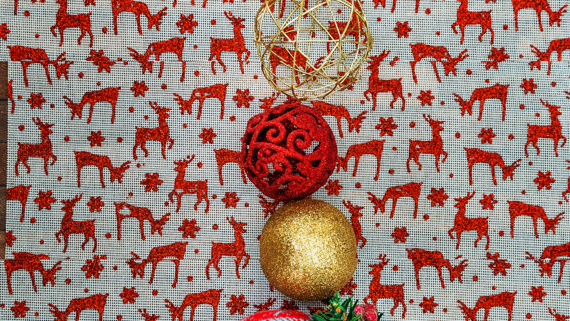 Mantel navideño en tonos verde pino y detalles artesanales, tendencia destacada para Navidad 2025.