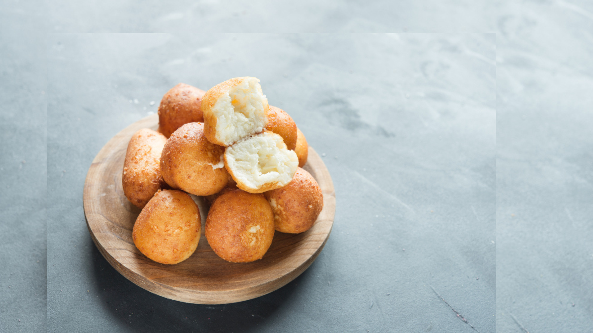 Buñuelos recién servidos: crujientes por fuera y suaves por dentro para disfrutar en Navidad 2025.