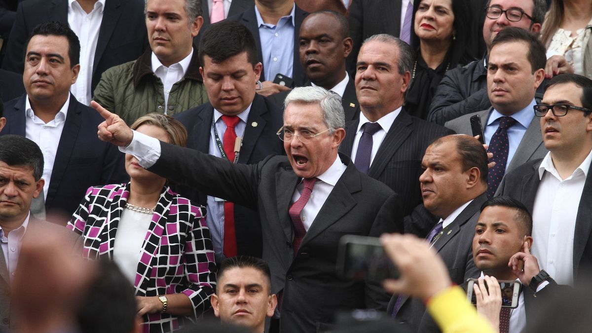 La renuncia de Atlas Intel obliga al Centro Democrático a buscar una nueva firma para definir su candidato presidencial en 2026.