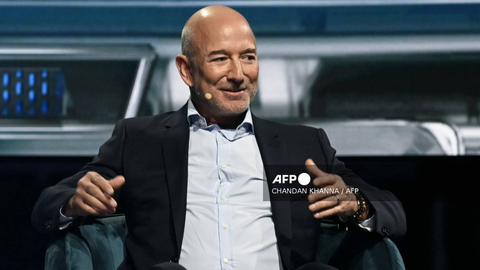 Jeff Bezos durante su intervención en la Italian Tech Week 2025, donde habló del impacto de la inteligencia artificial en el futuro laboral.