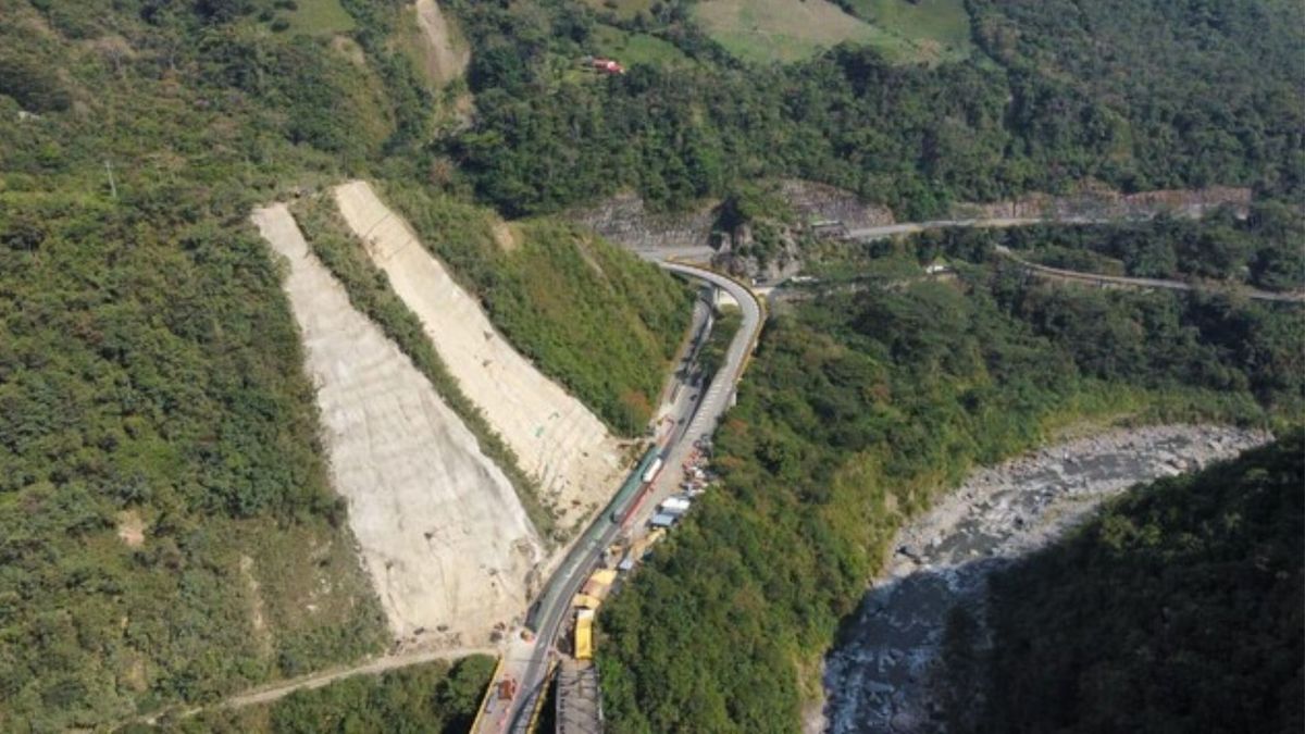 Las labores ejecutadas en la zona afectada incluyen la remoción y terraceo del material inestable, la perforación de drenes para reducir la presión de agua en el talud y la reconstrucción de la estructura del pavimento.