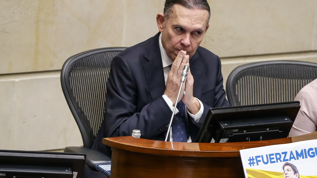 Efraín Cepeda advierte que no renunciará a su candidatura y acusa presiones externas para tomar el control del Partido Conservador.