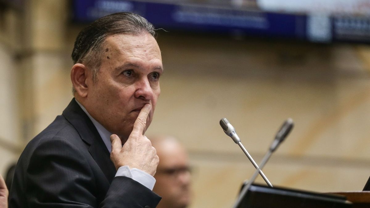 Pese a esta situación, Efraín Cepeda descartó que vaya a renunciar a su aspiración y dijo que dará la pelea hasta el final para evitar que los sectores petristas se queden con el control de la colectividad.