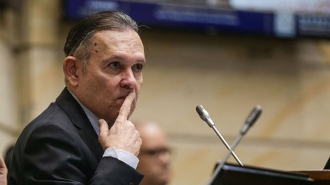 Pese a esta situación, Efraín Cepeda descartó que vaya a renunciar a su aspiración y dijo que dará la pelea hasta el final para evitar que los sectores petristas se queden con el control de la colectividad.