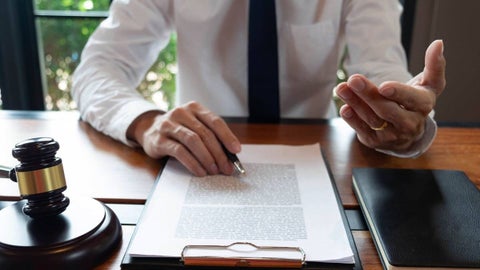 Abogado denuncia irregularidades en tratamiento de transición de género a una joven en Cali