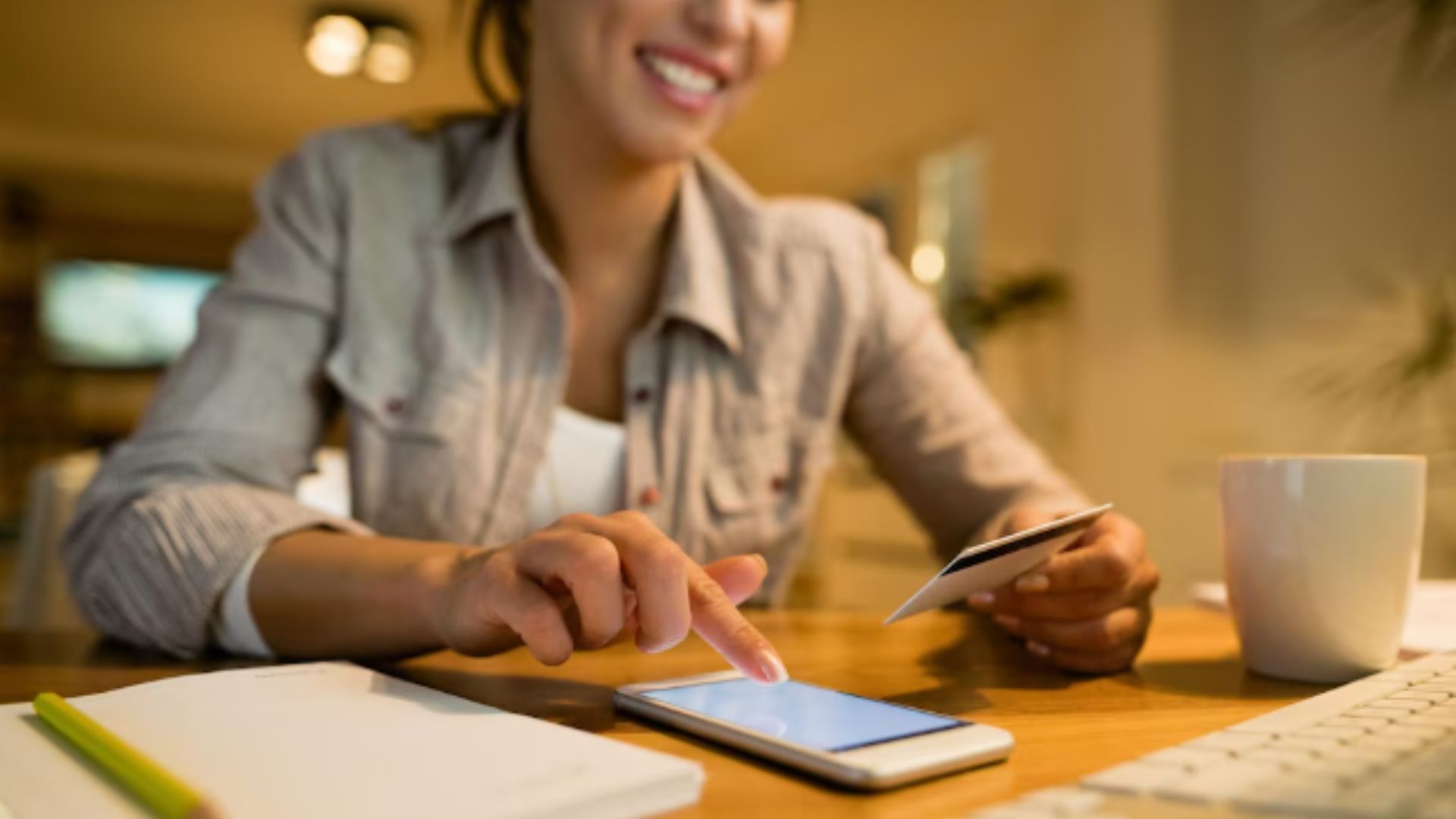 El remitente no necesita tener cuenta en Nequi ni en Bancolombia. Solo requiere una tarjeta Visa o Mastercard emitida en Estados Unidos y conexión a internet. 