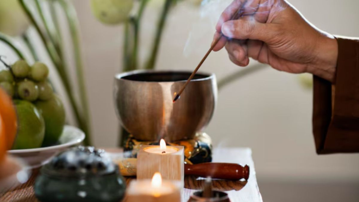 Otra práctica que es muy común es escribir intenciones o reflexiones, no como algo místico, sino como una forma de ordenar ideas y establecer prioridades.