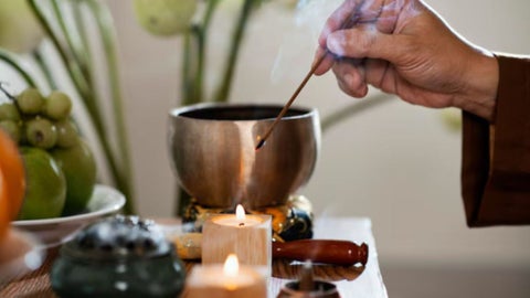 Otra práctica que es muy común es escribir intenciones o reflexiones, no como algo místico, sino como una forma de ordenar ideas y establecer prioridades.