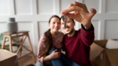 La cuota inicial es el dinero que el comprador entrega al inicio del proceso de compra, antes de que un banco o entidad financiera otorgue el crédito hipotecario.