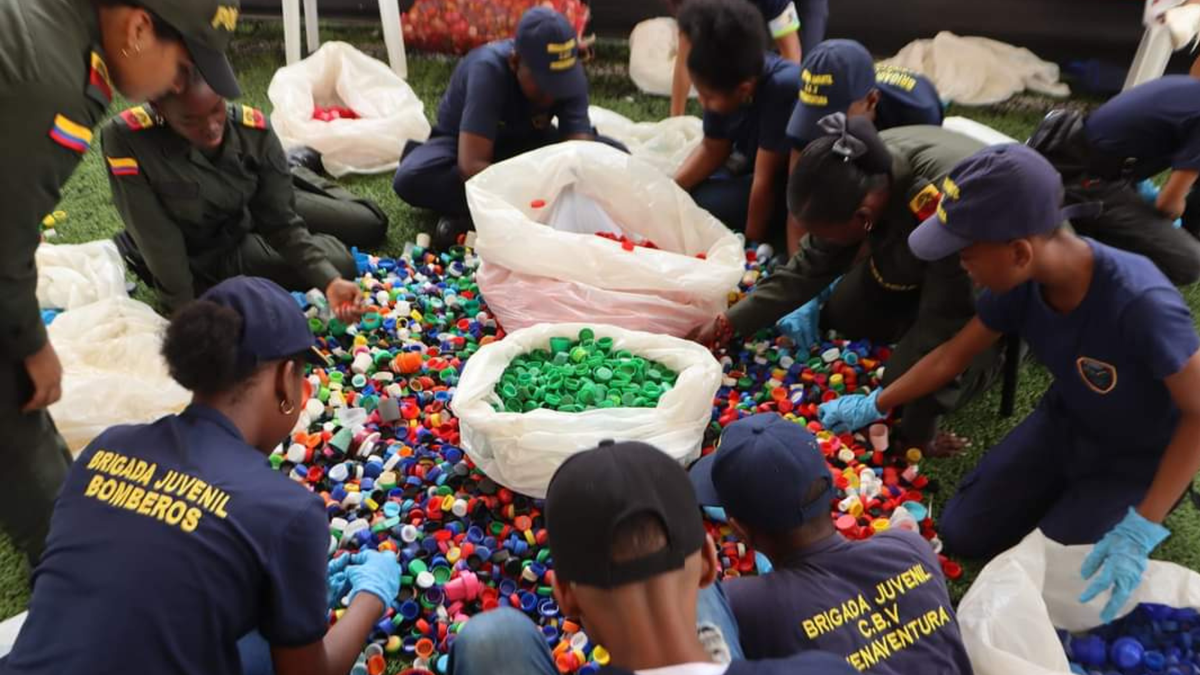 El mural Bicentenario fue elaborado con más de 80.000 tapas recicladas por 24 habitantes de calle, como símbolo de inclusión y recuperación del espacio público.