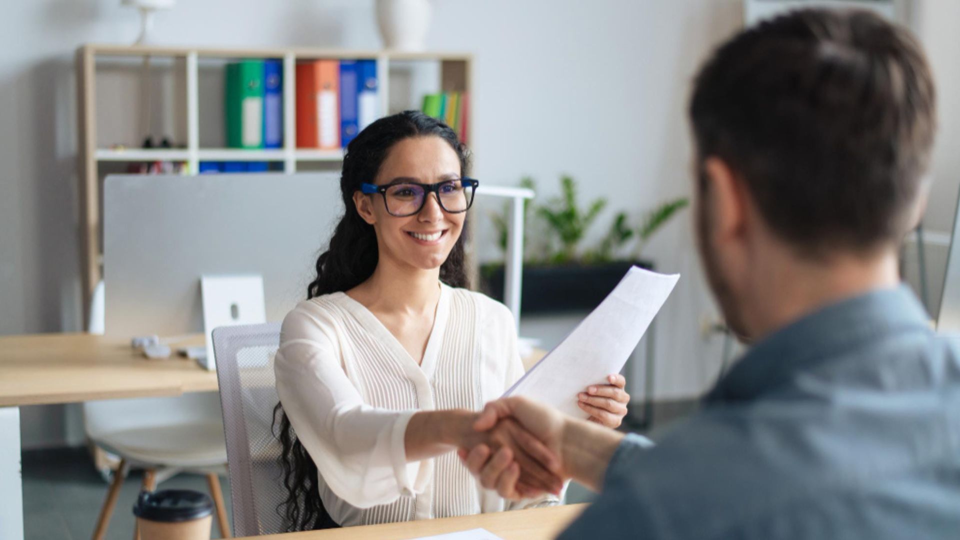 Existen varios cursos en línea gratuitos a los que se puede acceder para mejorar la hoja de vida y poder mejorar el perfil profesional.