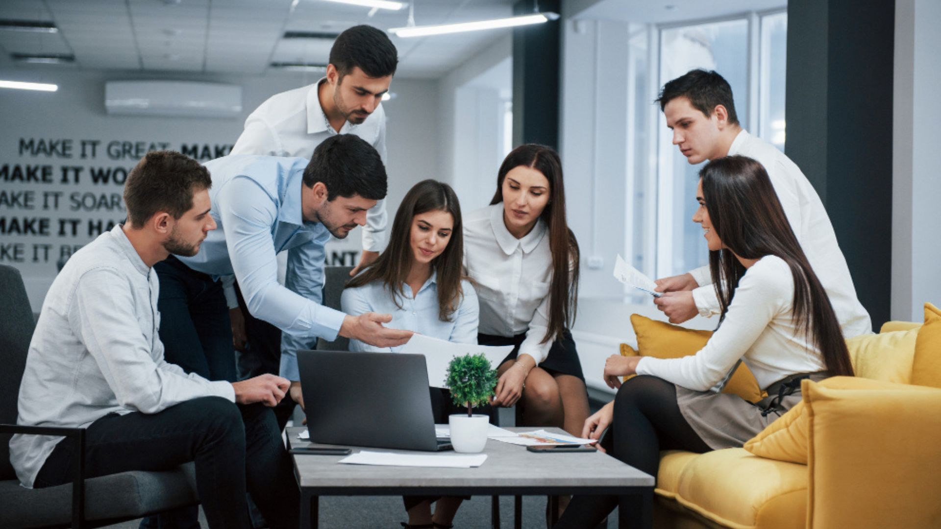 También es importante personalizar la hoja de vida según la oferta a la que se aplica. No todos los empleos requieren el mismo enfoque, por lo que conviene resaltar las competencias específicas que coincidan con los requisitos del cargo. 