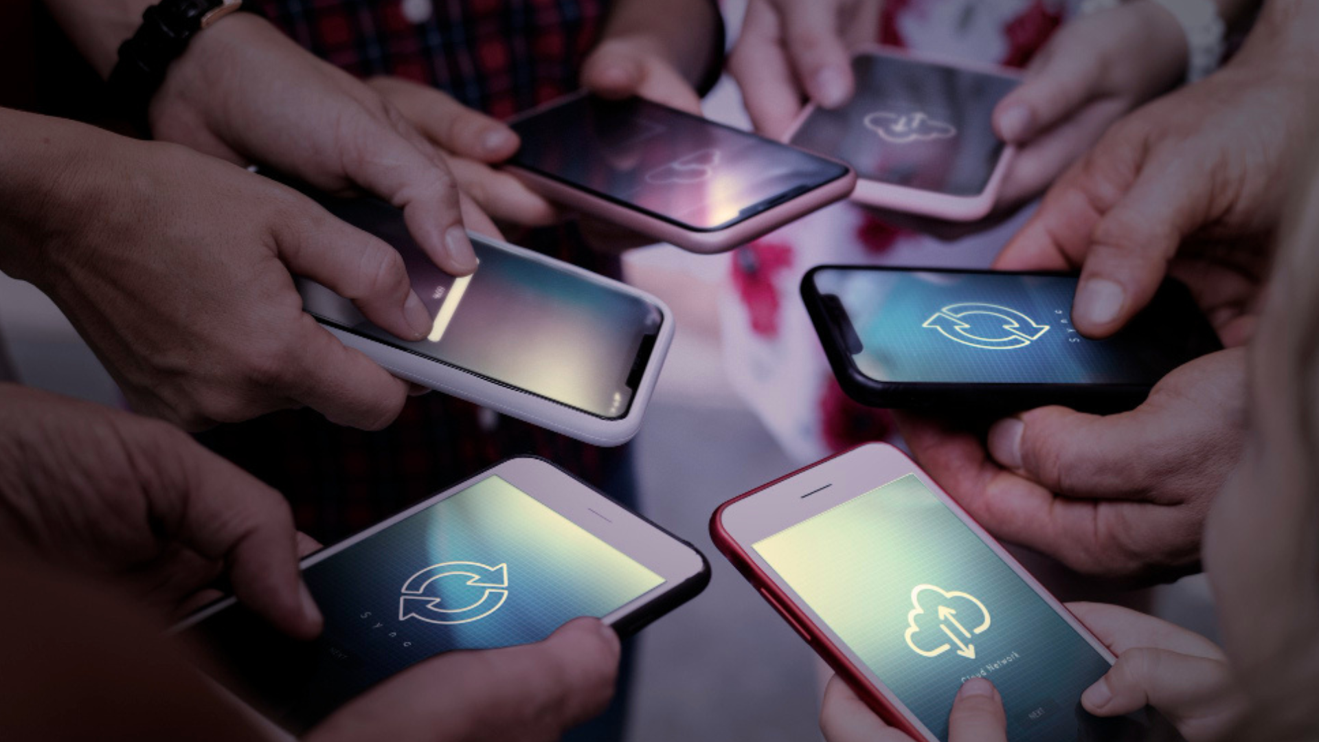 Cargar el móvil Android con cables certificados evita daños en la batería por exceso de calor.