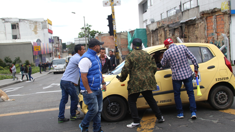 El conductor fue alcanzado frente al conjunto Tierra del Sol y murió después de ser trasladado a un centro asistencial.