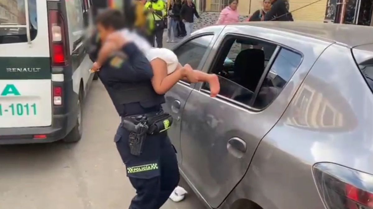 Rescatan a bebé abandonado dentro un carro, en Bogotá.