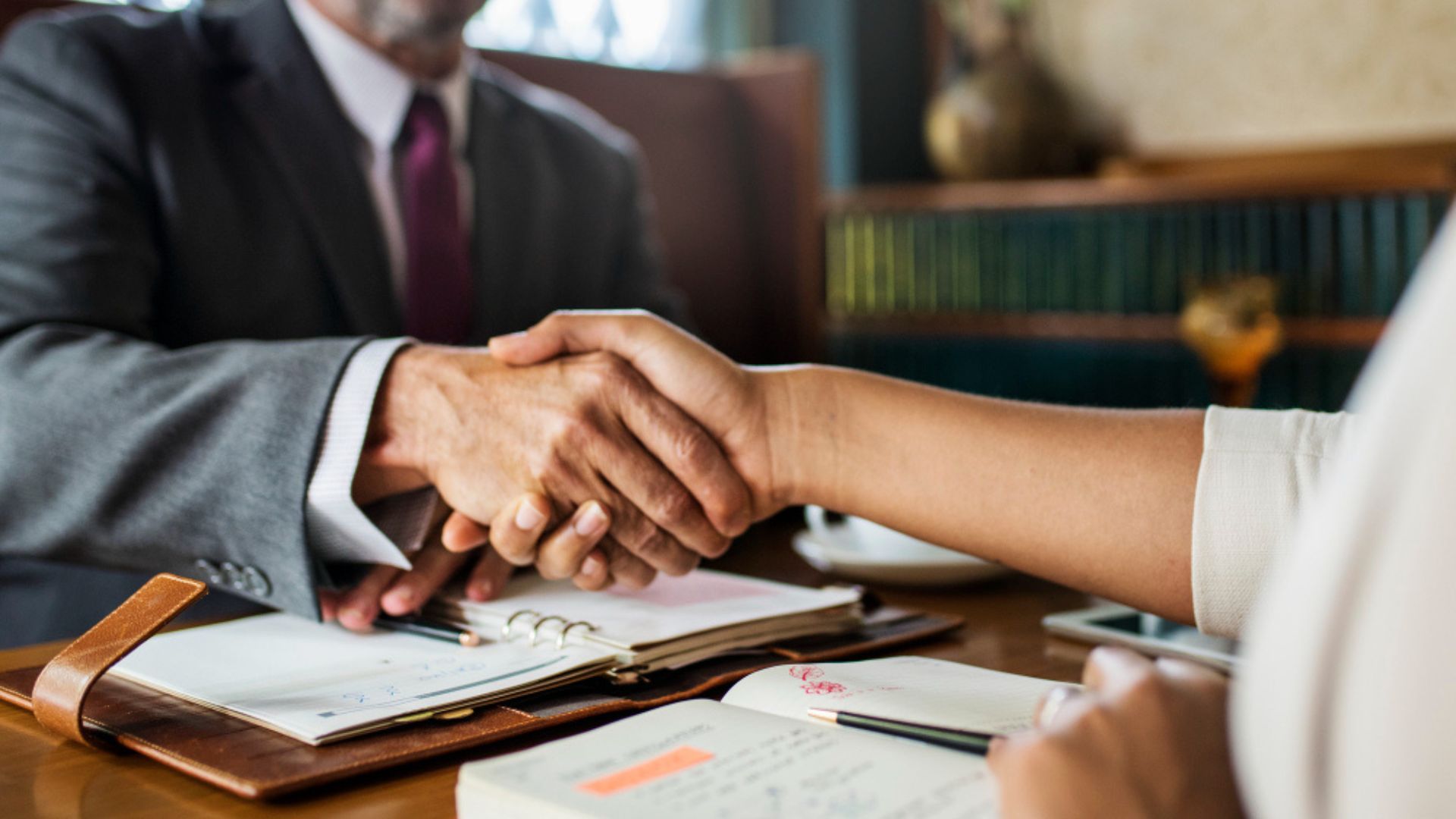 Cualquier persona puede acceder a la compra de estos inmuebles, mediante una serie de requisitos establecidos en la convocatoria.