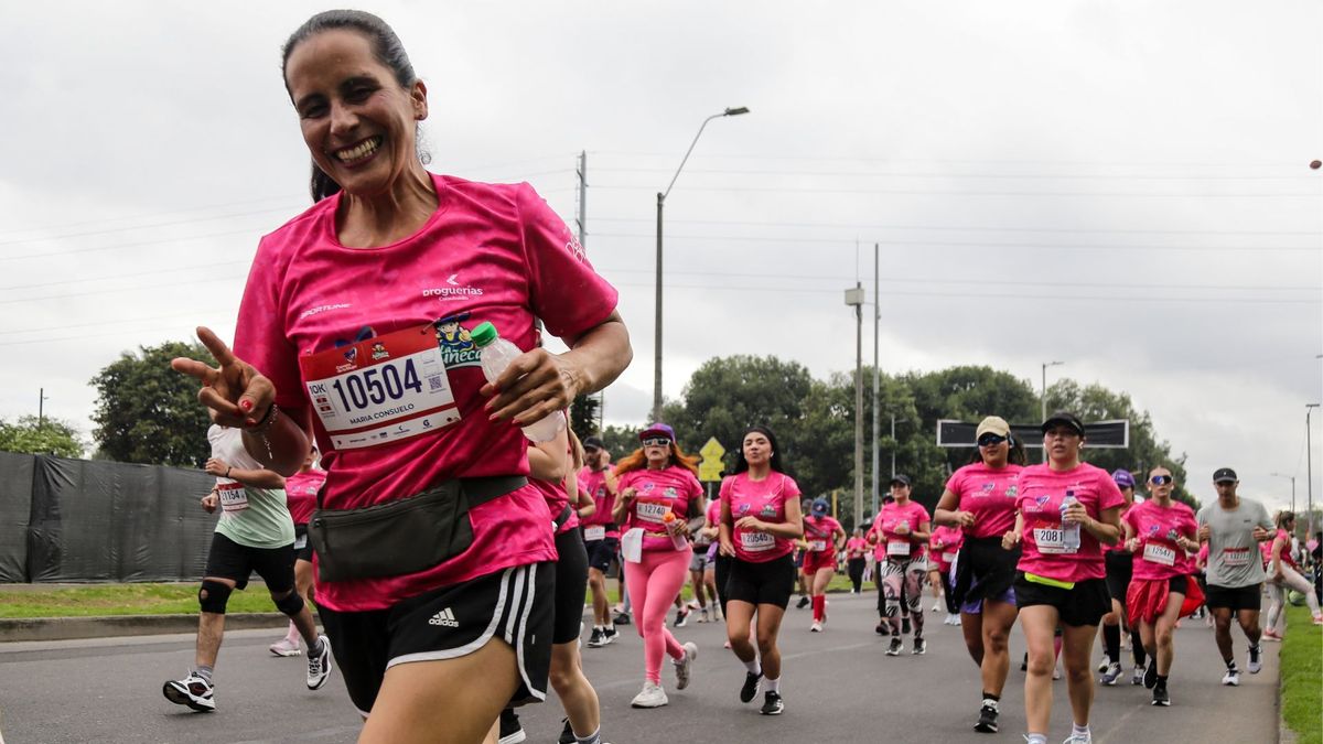 Decenas de deportistas participan en la Carrera de la Mujer en el Parque Simón Bolívar de Bogotá.