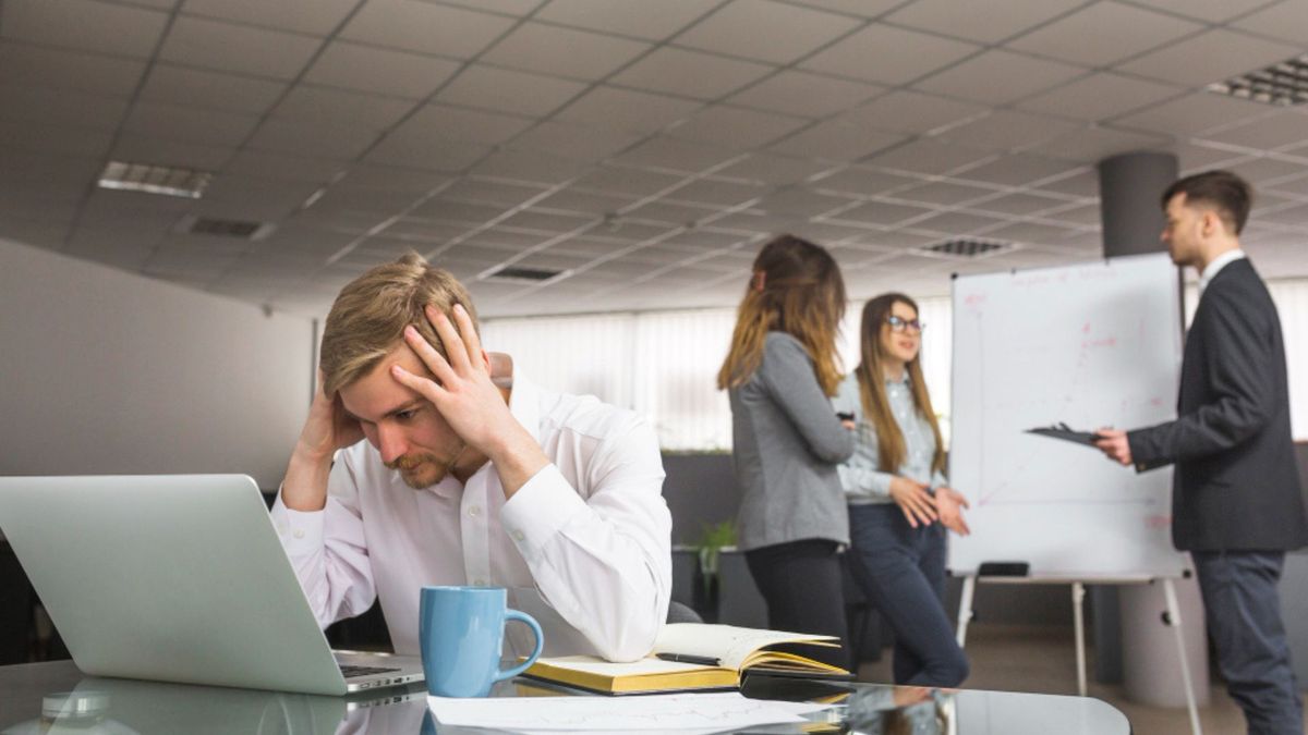 La especialista también cuestionó la idea de que el éxito se mide por la sobrecarga laboral.