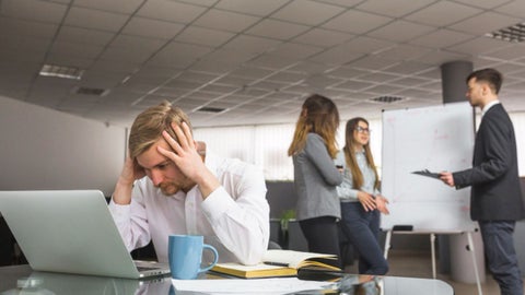 La especialista también cuestionó la idea de que el éxito se mide por la sobrecarga laboral.