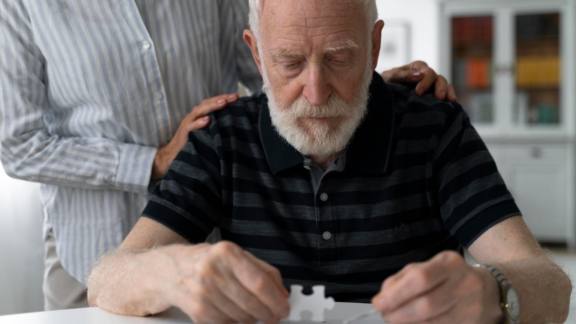 Olvidar citas o nombres con frecuencia puede ser una señal de alerta de Alzheimer, según la Asociación de Alzheimer.