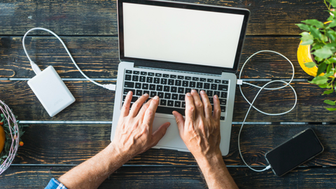 Mantener actualizado el sistema operativo evita fallas y vulnerabilidades en el computador.