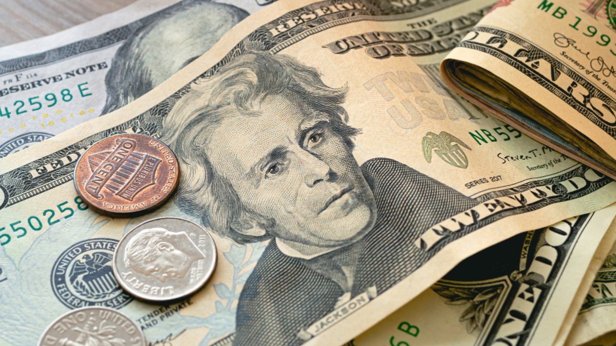 El dólar abrió en $3.700 este 13 de noviembre, manteniendo su tendencia a la baja y marcando su nivel más bajo en tres años.