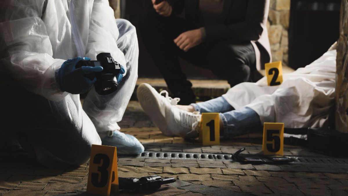 Según testigos, las víctimas se encontraban departiendo en un partido de fútbol, cuando fueron abordadas por cuatro hombres que se movilizaban en dos motocicletas.