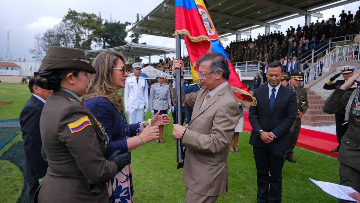 Presidente Petro y Policía.