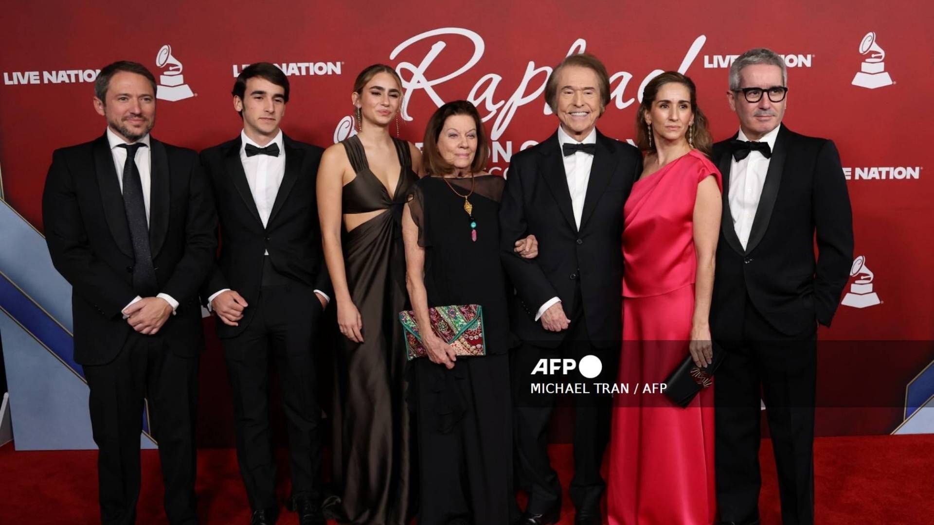 El artista español recibió un tributo que reunió a intérpretes de varias generaciones.