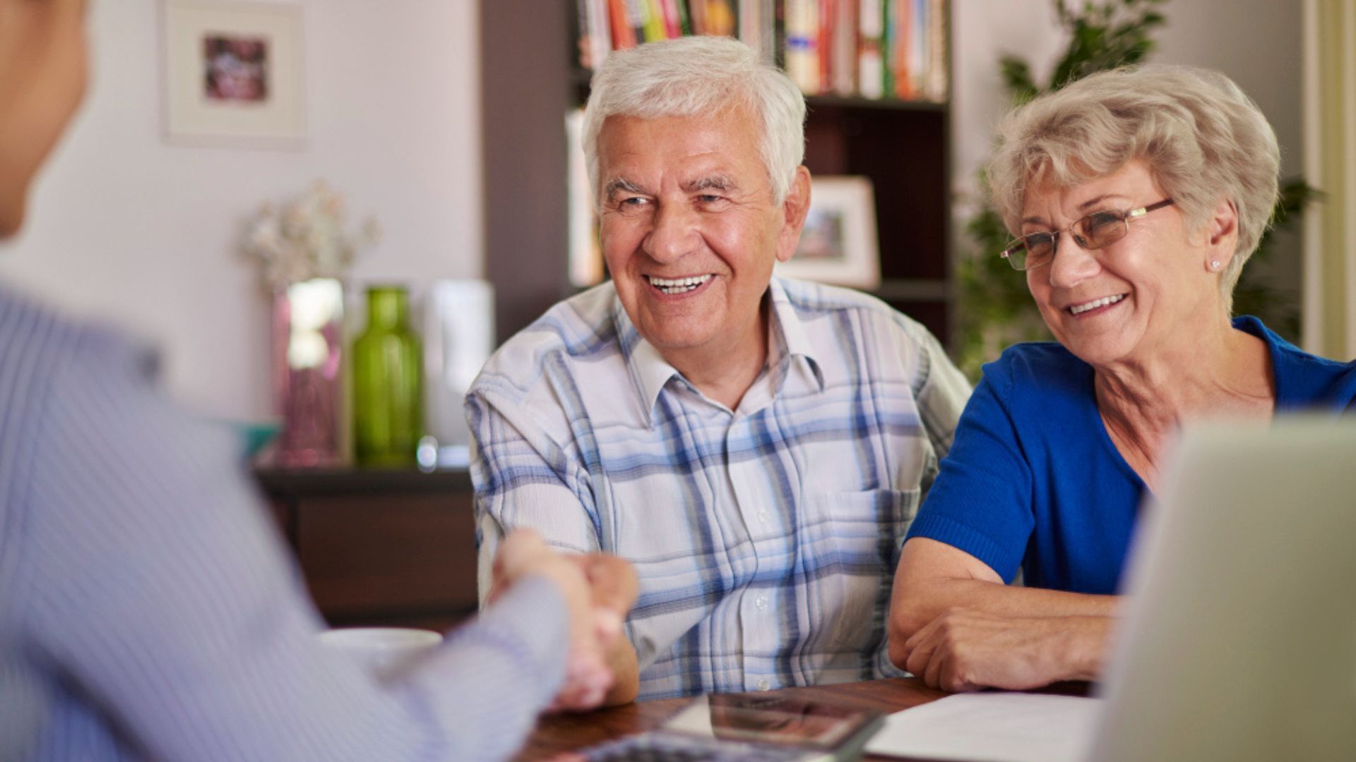 Así funciona el orden de asignación: se empieza por el cónyuge o compañero permanente y, si no es posible, se sigue la sucesión establecida por la Ley 100.