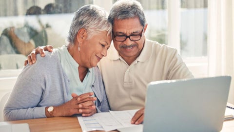 En Colombia, la Ley 100 de 1993 define quién puede recibir la pensión de sobrevivientes cuando una persona fallece. El artículo 47 establece un orden que determina quién tiene prioridad.