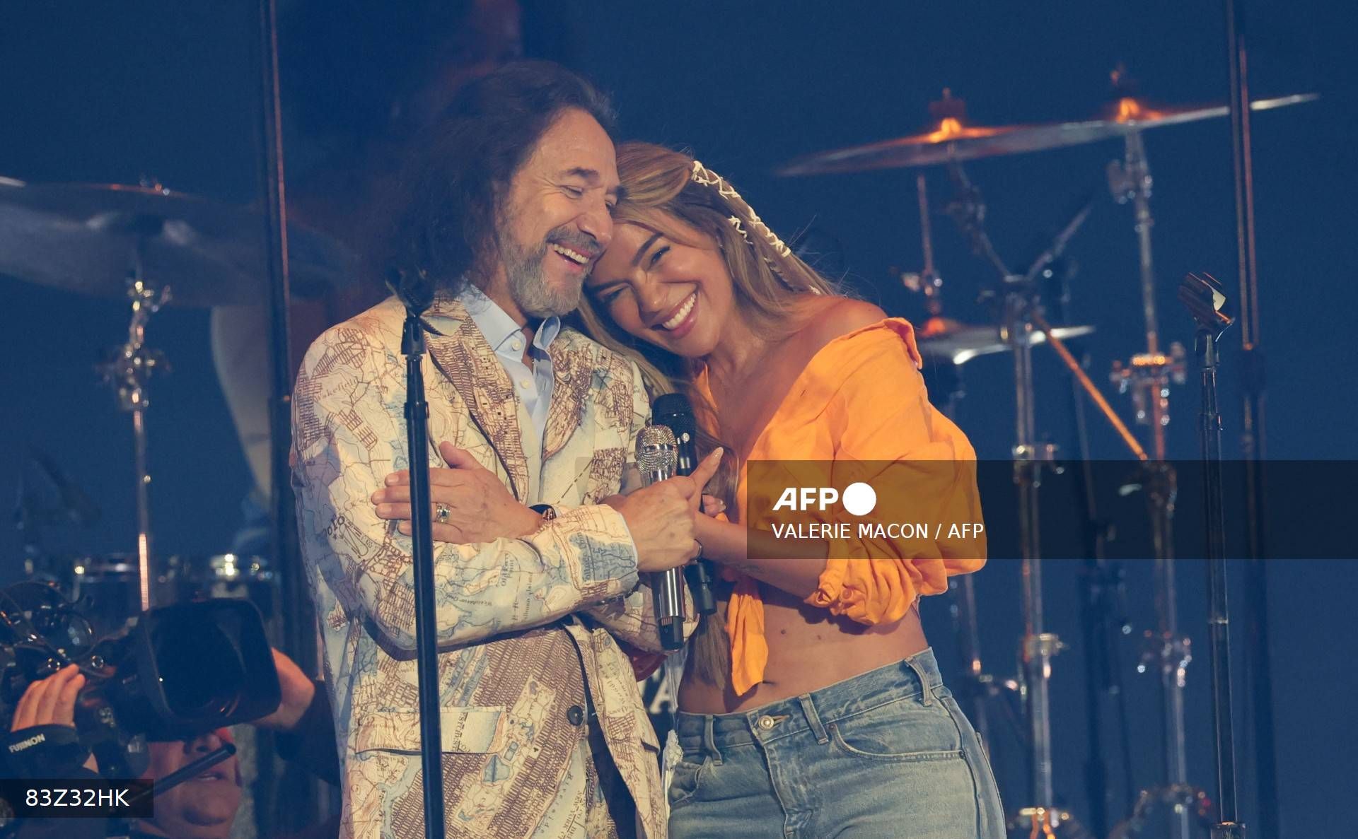 Karol G y Marco Antonio Solís interpretaron “Coleccionando heridas” en los Latin Grammy 2025.