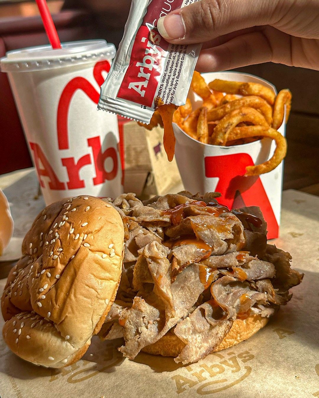 Tienda de Arby's en Tennessee que cerró en 2025 tras la disminución de clientes y aumento de costos.