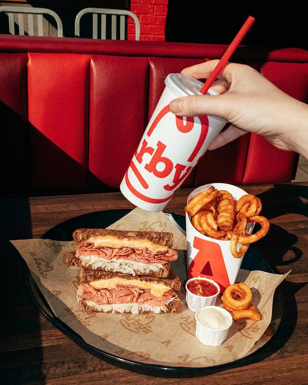 Fachada de un restaurante Arby's en Florida que ya no ofrece servicio tras los cierres recientes.