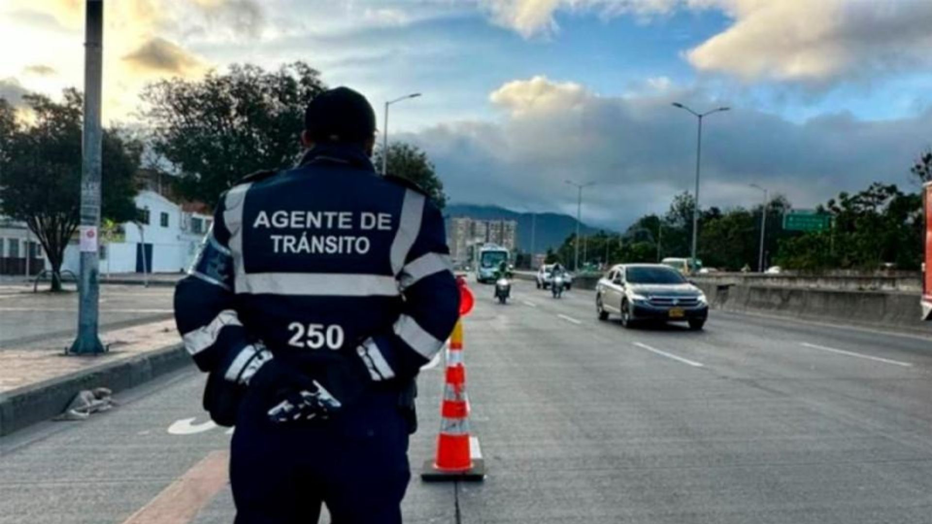 En entrevista con La FM, la secretaria de Movilidad, Claudia Díaz, explicó que matricular un vehículo en Bogotá cuesta aproximadamente 400.000 pesos.