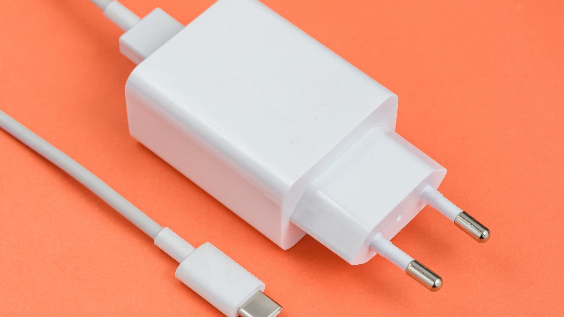 Evitar gastos innecesarios en luz es posible al desconectar ciertos aparatos.