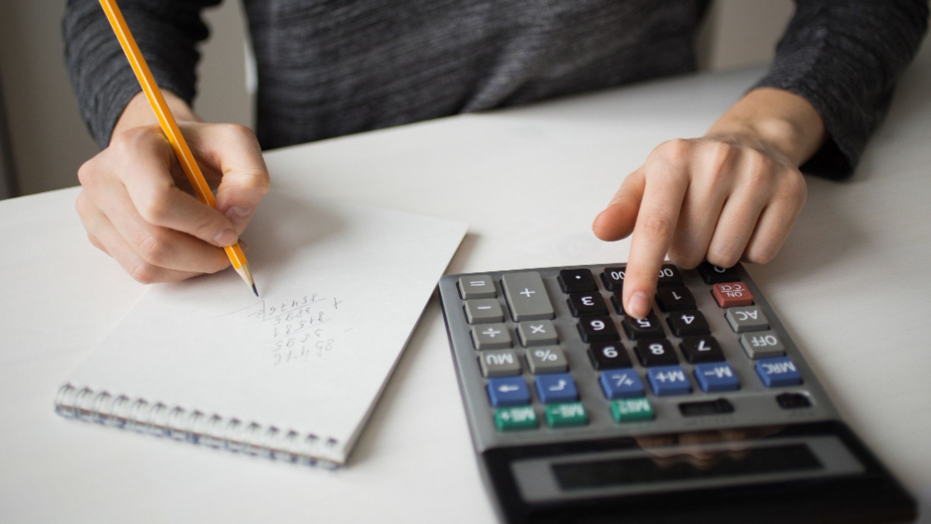 Finalmente, se deben revisarse los costos de los insumos, como pintura, repuestos, productos químicos, iluminación, herramientas, materiales de reparación y servicios públicos.