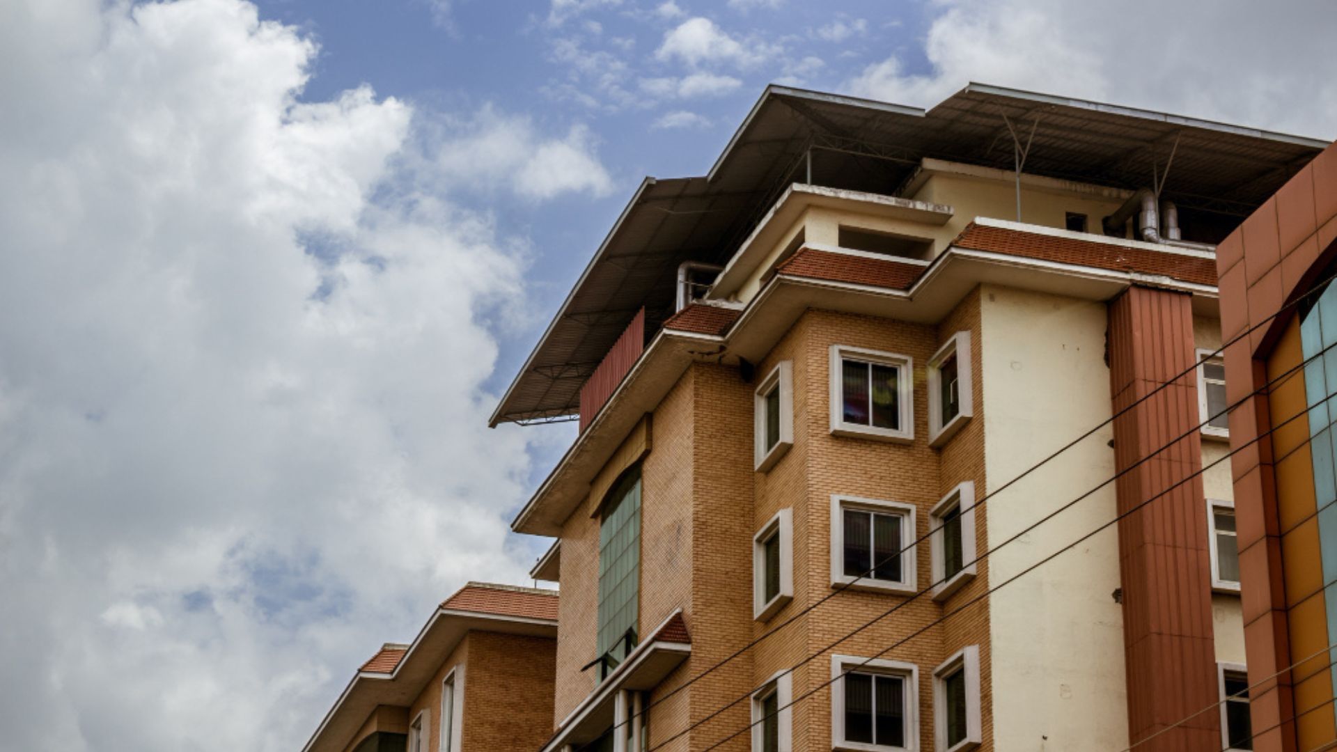 En otras palabras, los porcentajes del SMLMV y del IPC no se suman de forma directa, sino que se ponderan según el peso real de cada gasto dentro del presupuesto.