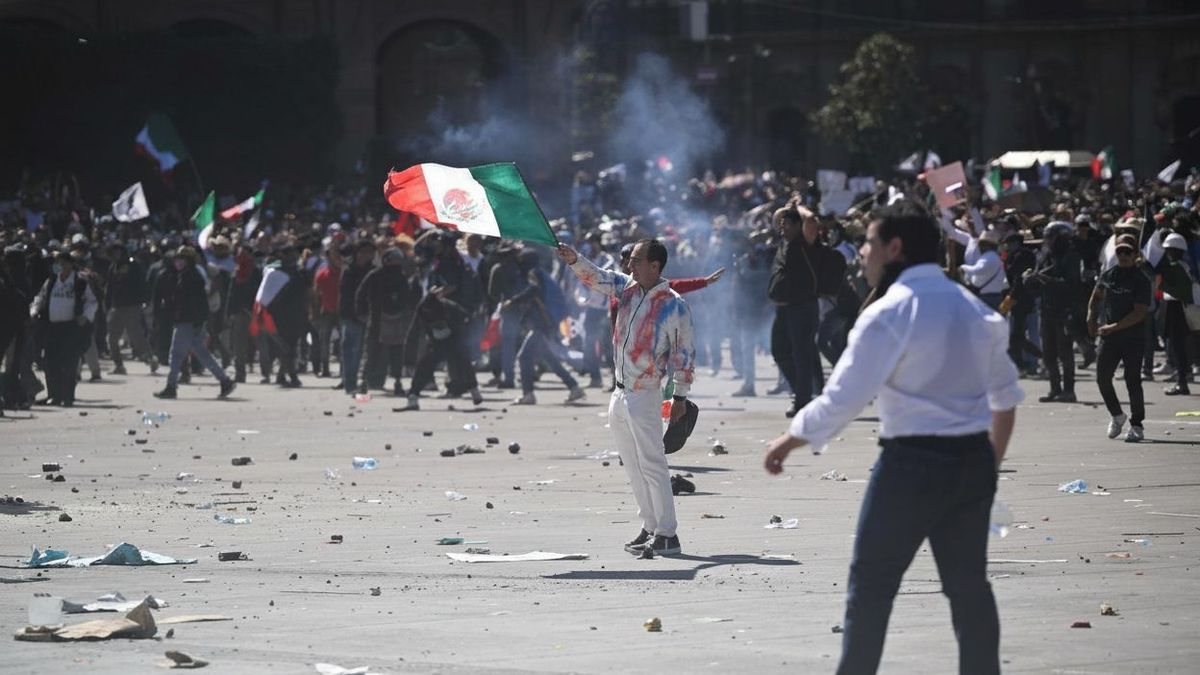 Protestas en la Ciudad de México terminaron en disturbios este sábado.