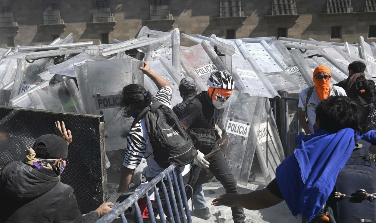 La policía tuvo que intervenir ante las protestas de este sábado en la Ciudad de México.