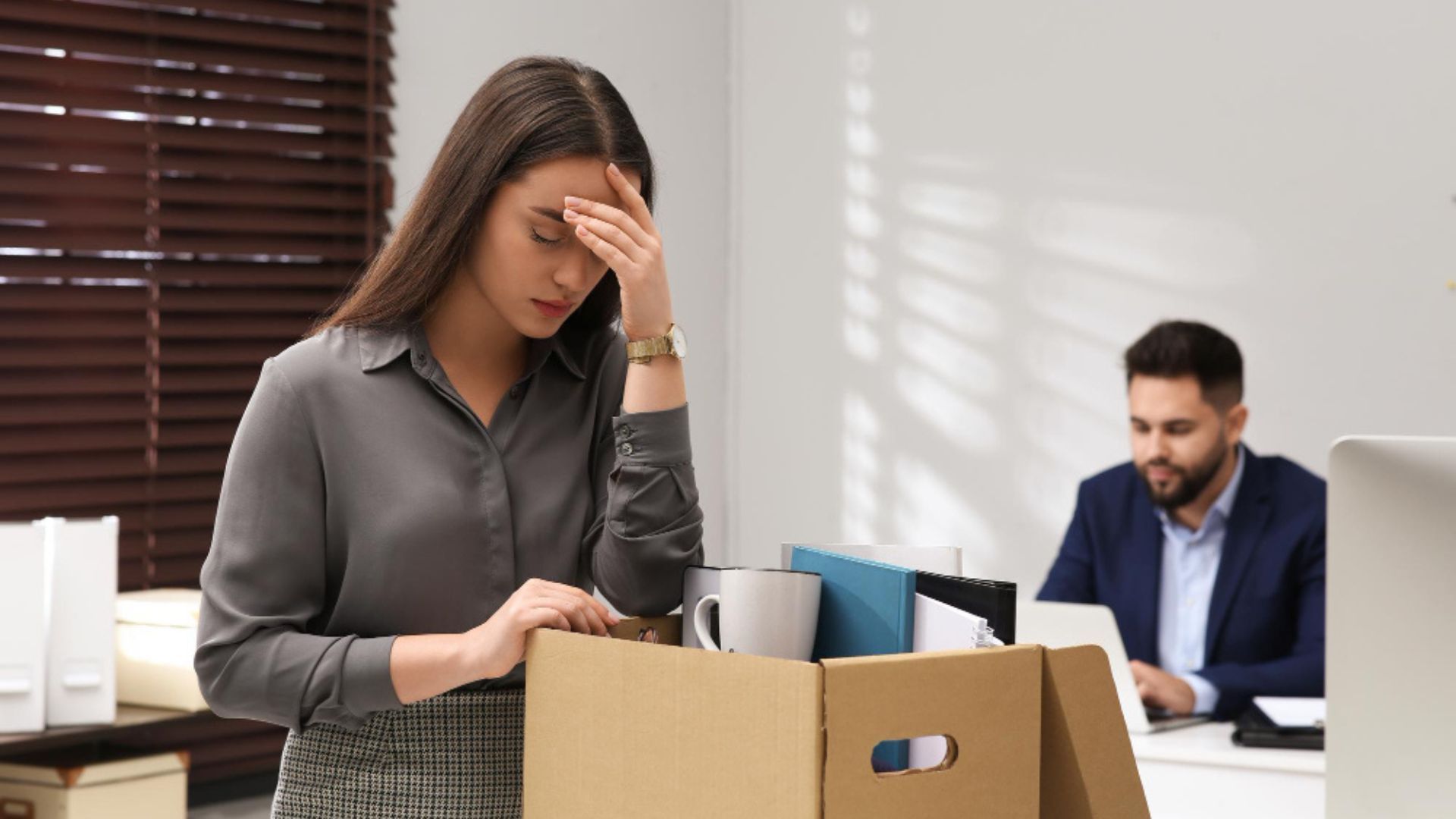 En los contratos por obra o labor, la regla es similar. Si la obra no ha terminado y el empleador decide despedir al empleado sin causa que lo justifique, debe indemnizar por el tiempo que faltaba para terminar la labor.