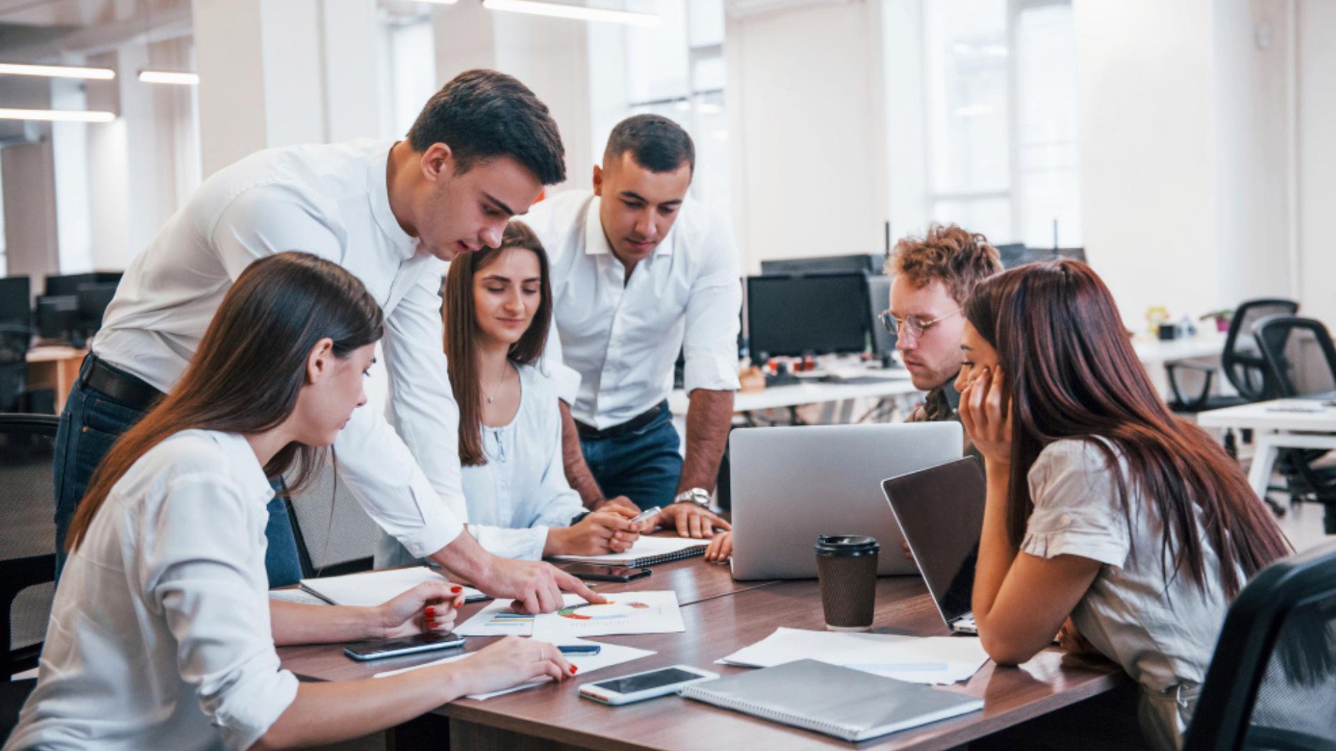 Uno de los puntos que más inquieta a los trabajadores es si estos ajustes implican una modificación directa en el salario mensual.
