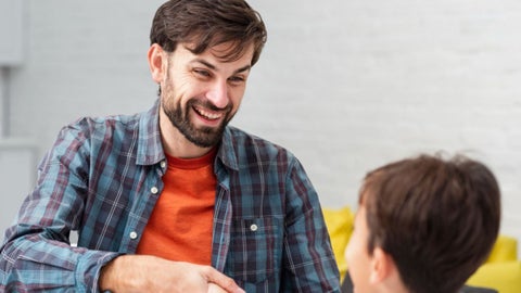 Ante inquietudes sobre bailes como el perreo, el experto afirmó que la orientación debe partir de una educación sexual laica y basada en criterios científicos.