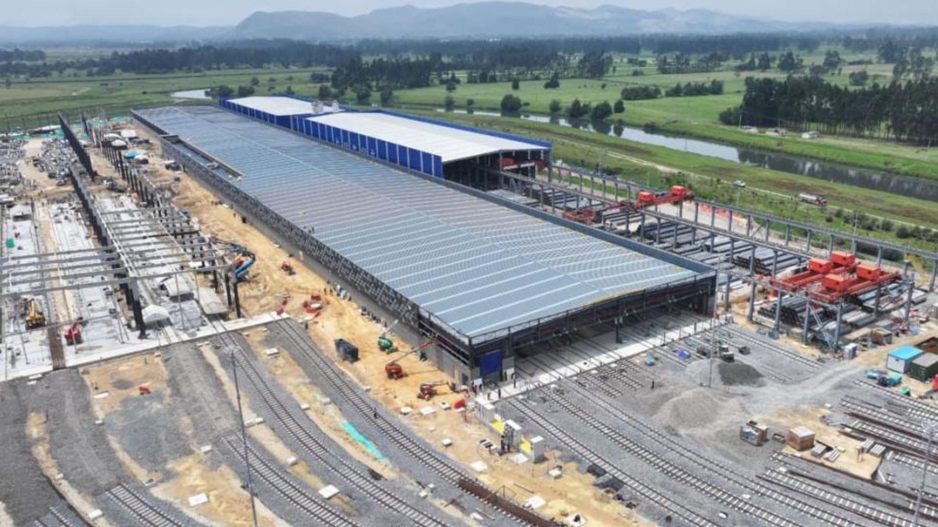 Actualmente, en el Patio Taller, se está haciendo la debida instalación de vías férreas al interior y la adecuación de bodegas, talleres y zonas de operación mecánica.