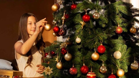 Tres errores comunes al armar el árbol de Navidad y cómo evitarlos este año