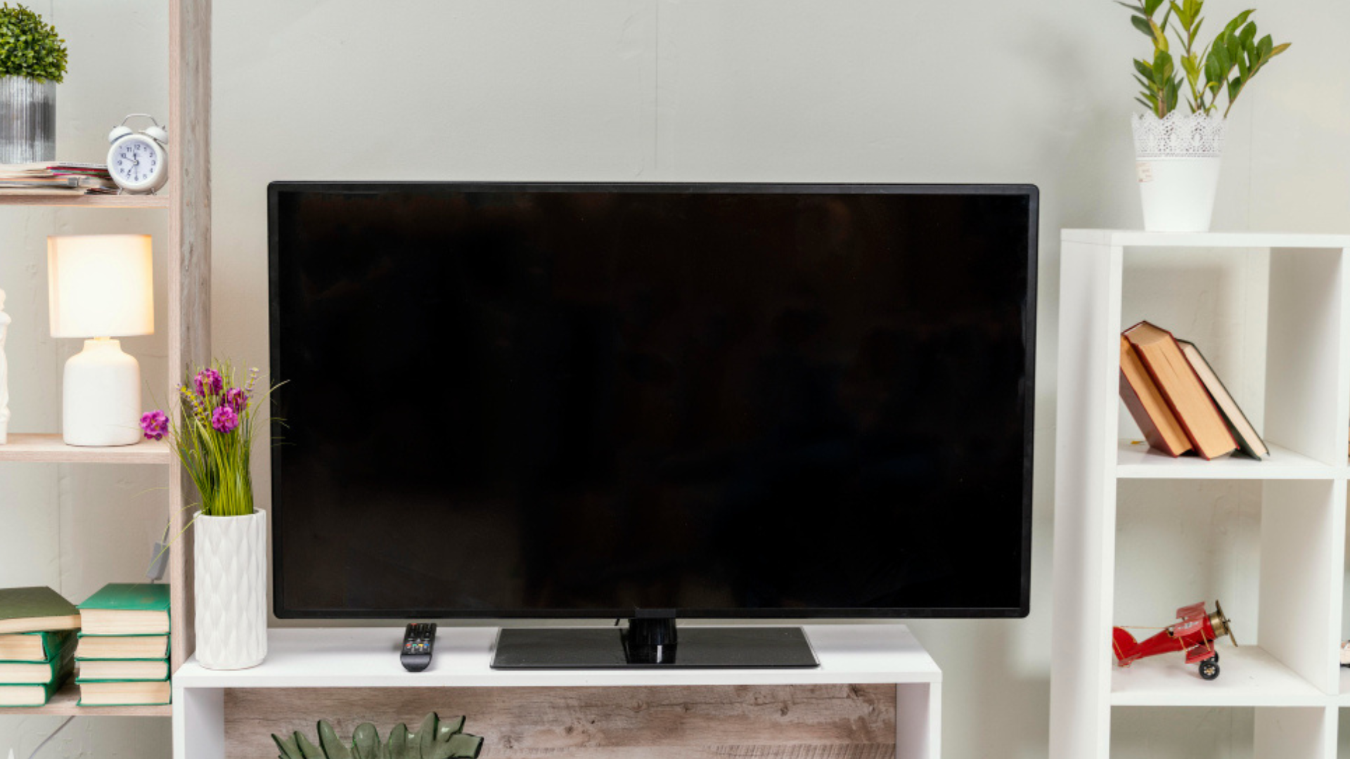 El sobrecalentamiento del televisor aumenta cuando se colocan objetos que bloquean la ventilación del equipo.