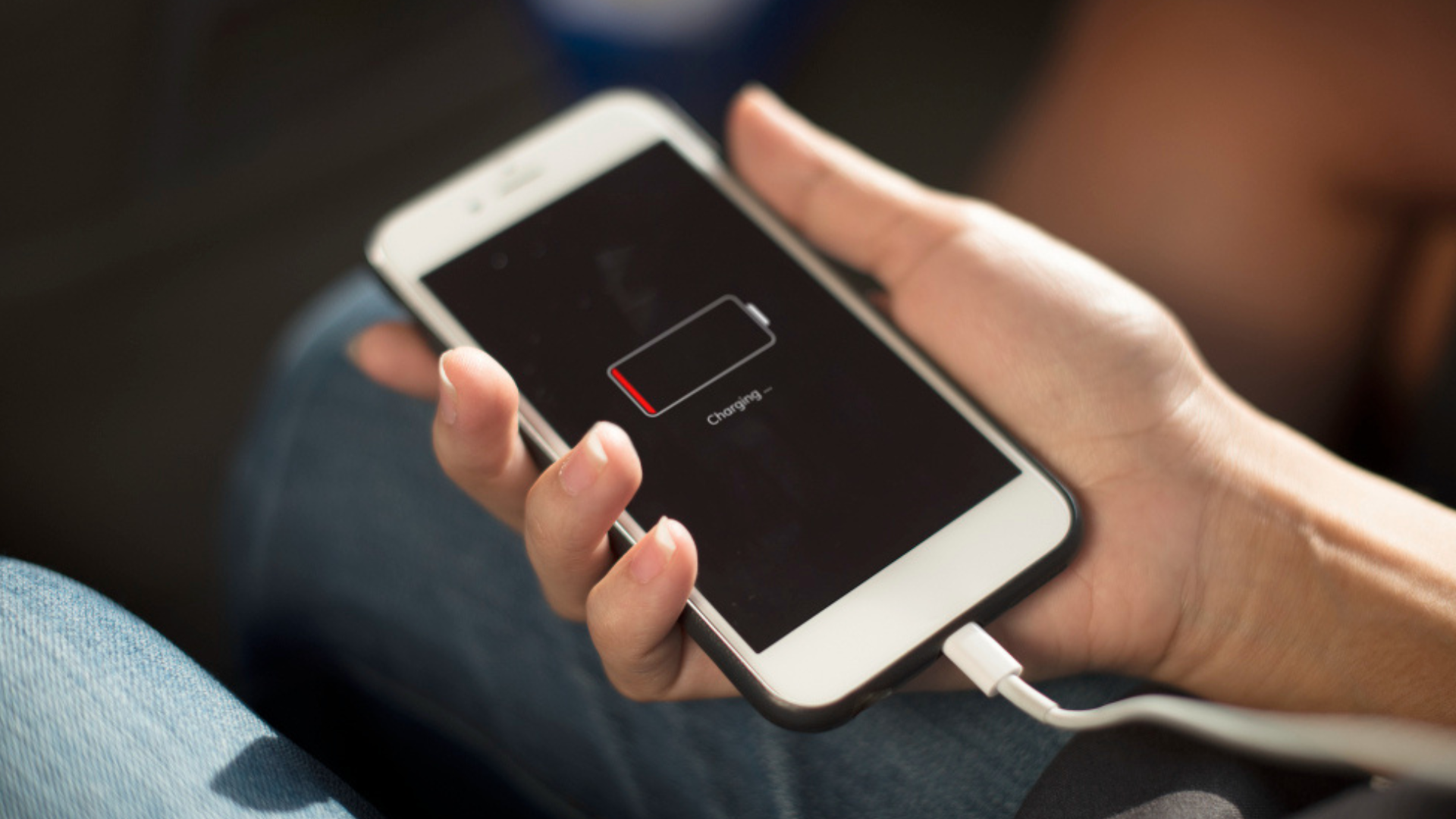 Los técnicos recomiendan reemplazar la batería inflada de inmediato para evitar accidentes.