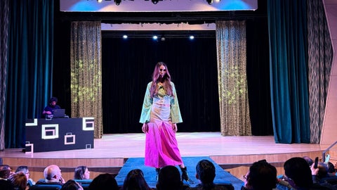 Las 'Tupanas Amazónicas' transforman la moda con la reutilización de uniformes de la Policía.